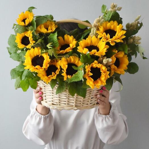 Корзина с подсолнухами
