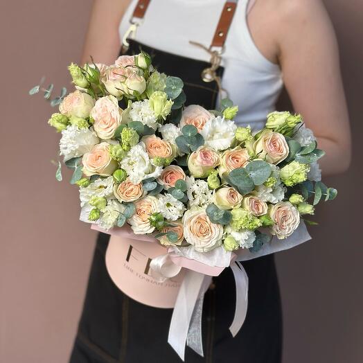 Восхитительная композиция с кремовыми розами и махровым лизиантусом (373)