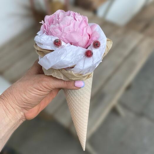 Необычное пионное мороженое с ягодками