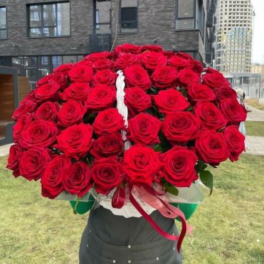 51 роза в корзине