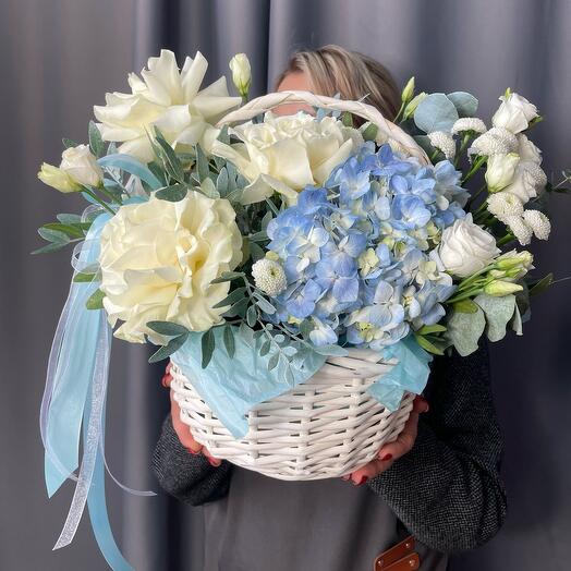Корзина с гортензией и французскими розами