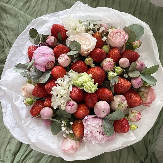 Шляпная коробка М  с  кустовыми розами и клубникой