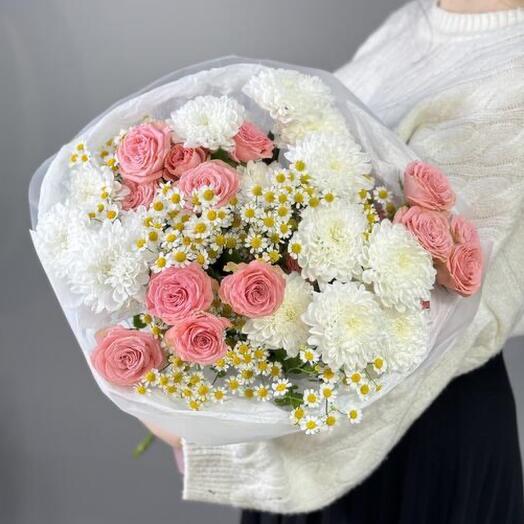 Нежный букет с ромашками и кустовыми розами🩷