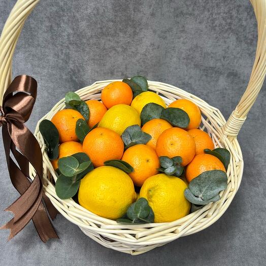 Корзина с мандаринами и лимонами