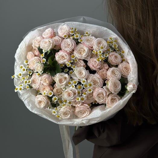 Букет кустовые розы и ромашка