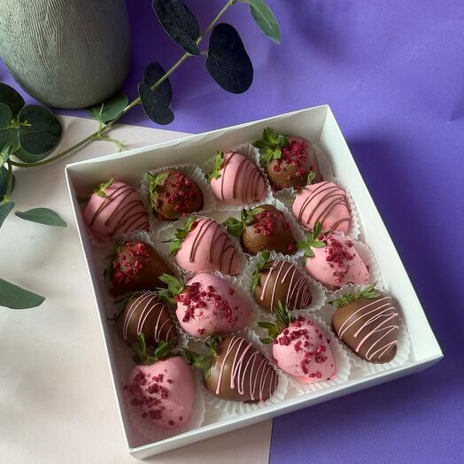 Клубника в молочном и белом шоколаде 16 штук