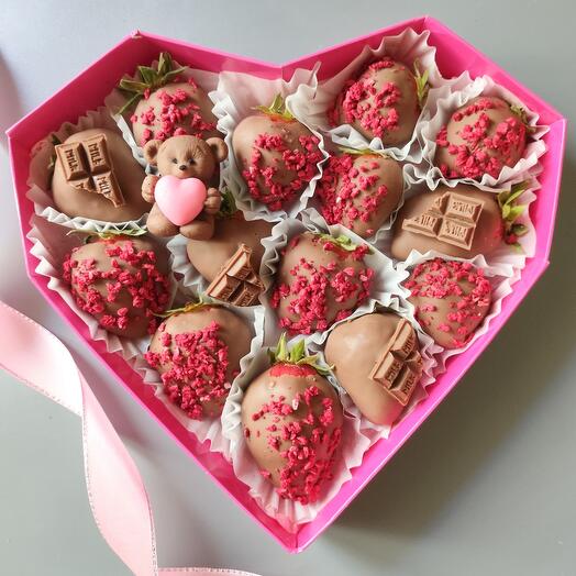 Клубника в шоколаде в розовом сердце с мишкой подарок девушке