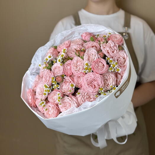Lush bouquet of white chrysanthemums