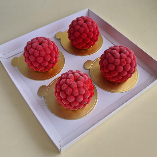 Муссовые пирожные клубника-фисташка