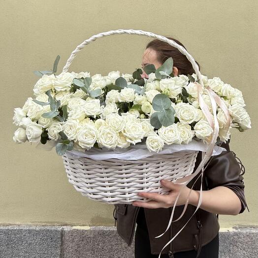 Корзина с кустовыми розами
