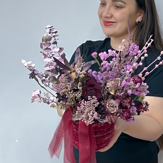 Композиция из сухоцветов с розами, гелихризумом,  диантусами,  амми, статицей,  сафари и зелени в обвязанном кашпо