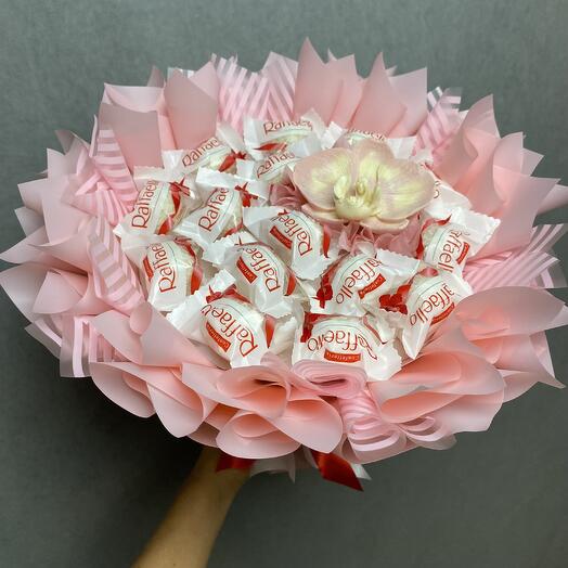 Букет из Рафаэлло и шоколадной орхидеи