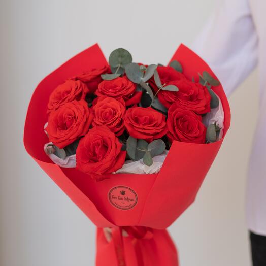 Алые розы в букете Red Paper M