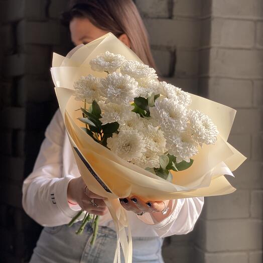 Букет из 3 кустовых хризантем и рускуса