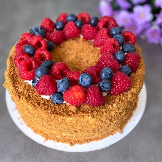 Торт медовик с ягодами