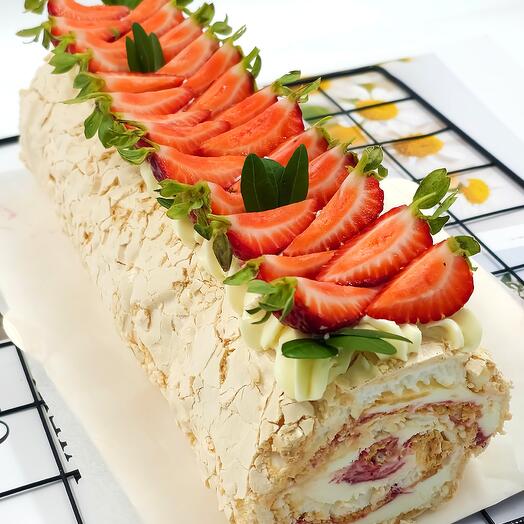 Меренговый рулет с клубникой 1 кг "Корабль счастья"