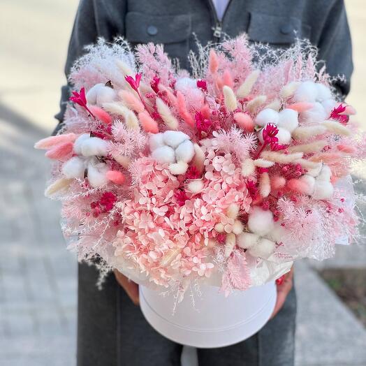 Букет с коробке из стабилизированных цветов: с гортензией хлопком и лагурусом