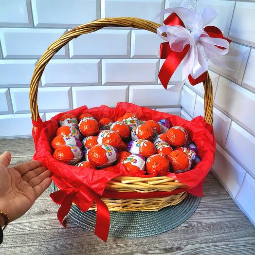 101 киндер сюрприз в корзине