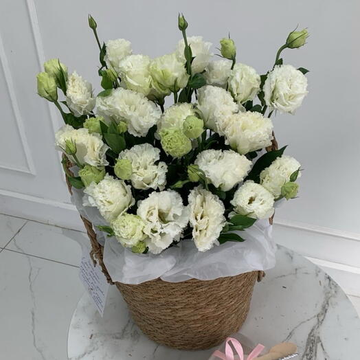 Корзина с белой эустомой