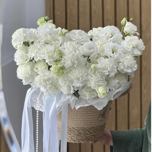 Корзина с цветами эустома и диантусы