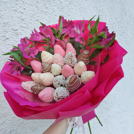 БУКЕТ ИЗ КЛУБНИКИ "ELEGANT BLOOM"