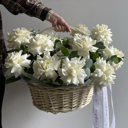 Нежная корзина с белыми французскими розами для любимой 🤍