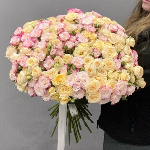 Микс из 51 кустовой розы под ленту