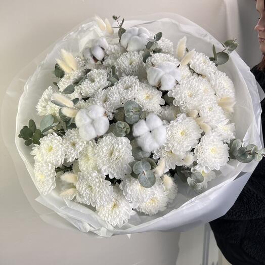 Большой букет белых хризантем, лагуруса и хлопка