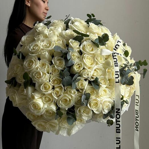 Букет "121 белых роз с эвкалиптом"