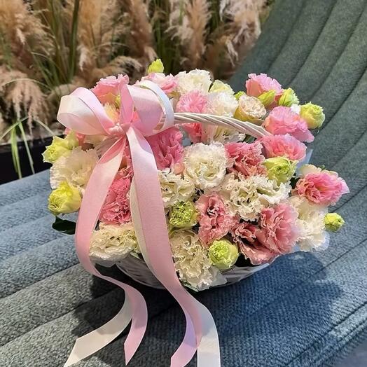 Эустомы в корзине