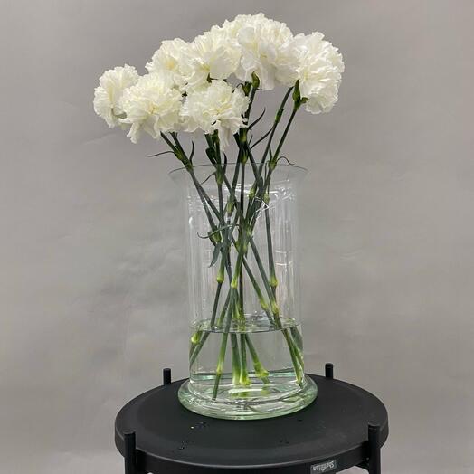 Интерьерная композиция из белых гвоздик с вазой