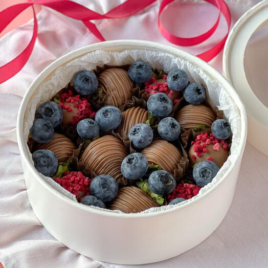 Клубника в молочном шоколаде с голубикой в круглой коробке