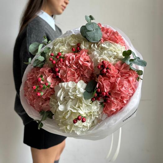 Букет "Гортензии и гиперикум"