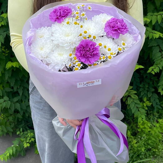 Букет с диантусами и ромашками