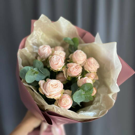Небольшой букет с пионовидными розами
