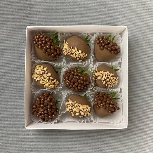 Набор клубники в молочном шоколаде 9 шт