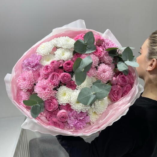 Букет «Флоренция» из хризантем, кустовых пионовидных роз, диантусов и эвкалипта