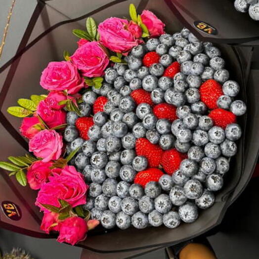 Букет из голубики и клубники