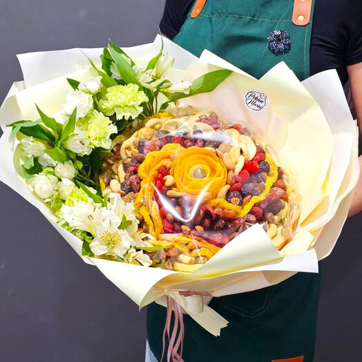 Большой букет с орехами, сухофруктами, кустовой белой розой и альстромерией "Нежность и насыщенность"