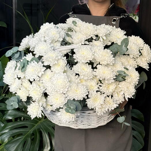 Корзина с цветами белые хризантемы «Облако нежности»