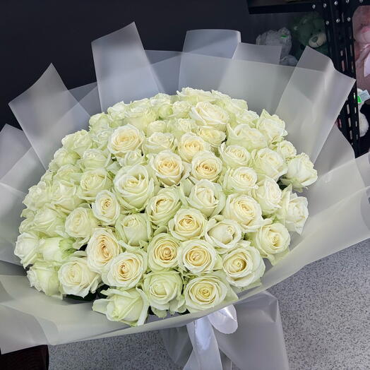 Букет 75 белых роз для мамы