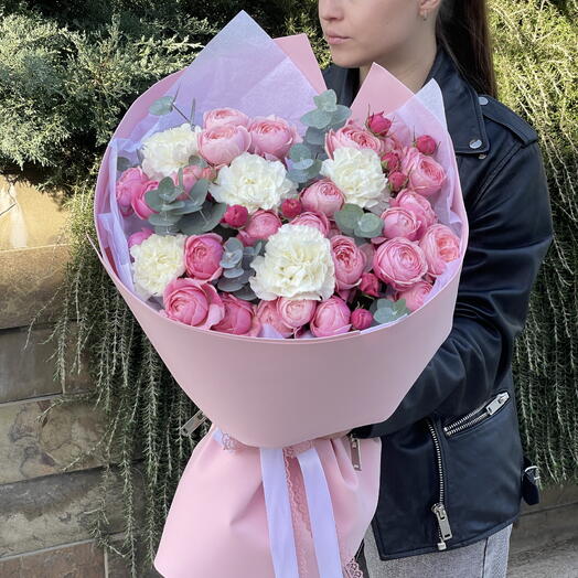 Влюбленность 🥰 - Авторский букет с пионовидной кустовой розой, диантусами и эвкалиптом «Воздушный поцелуй»
