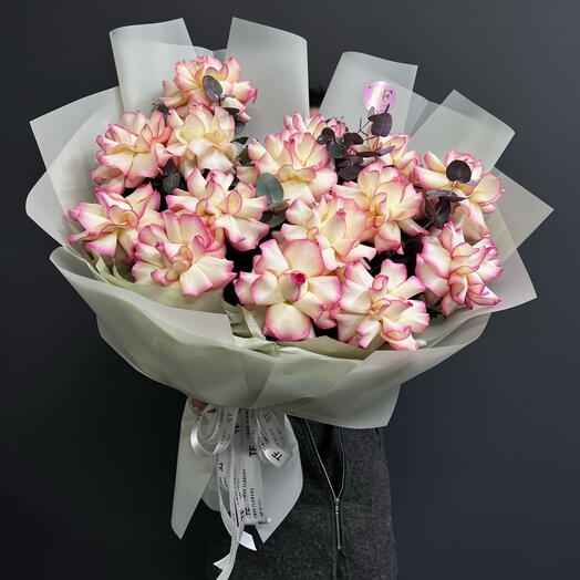 Французские розы «Джумилия» с эвкалиптом