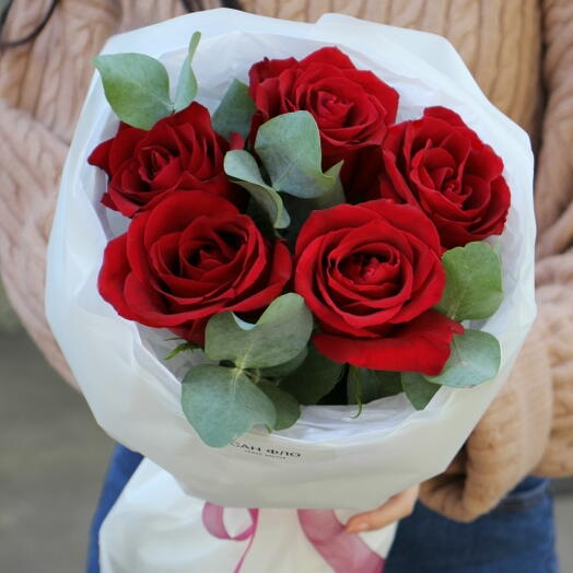 Красные розы и эвкалипт