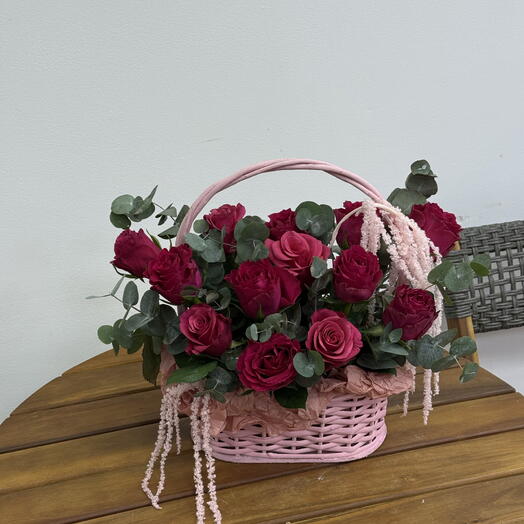 Корзина с малиновым розами (маме)