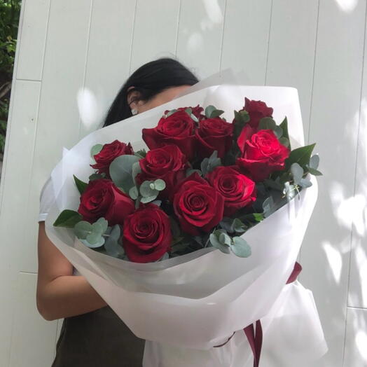 Букет из бордовых роз с эвкалиптом