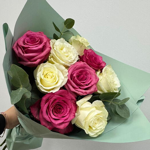 Микс розовых и белых роз