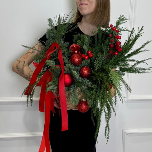 Шикарная рождественская композиция в плетеном кашпо с новогодними игрушками