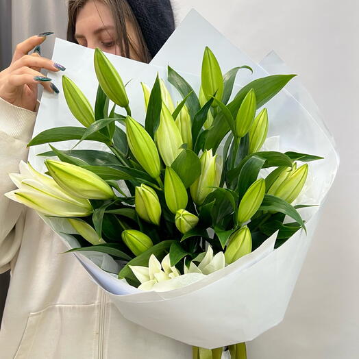 Моно букет в коробке: лилия белая 7 шт