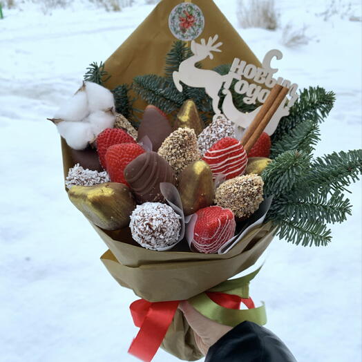 Новогодний зимний букет с клубникой в шоколаде